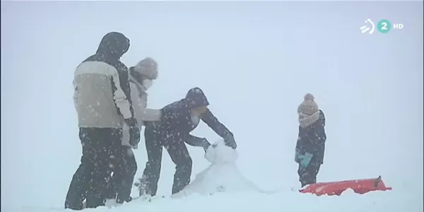 Gente haciendo un muñeco de nieve. Foto: EITB
