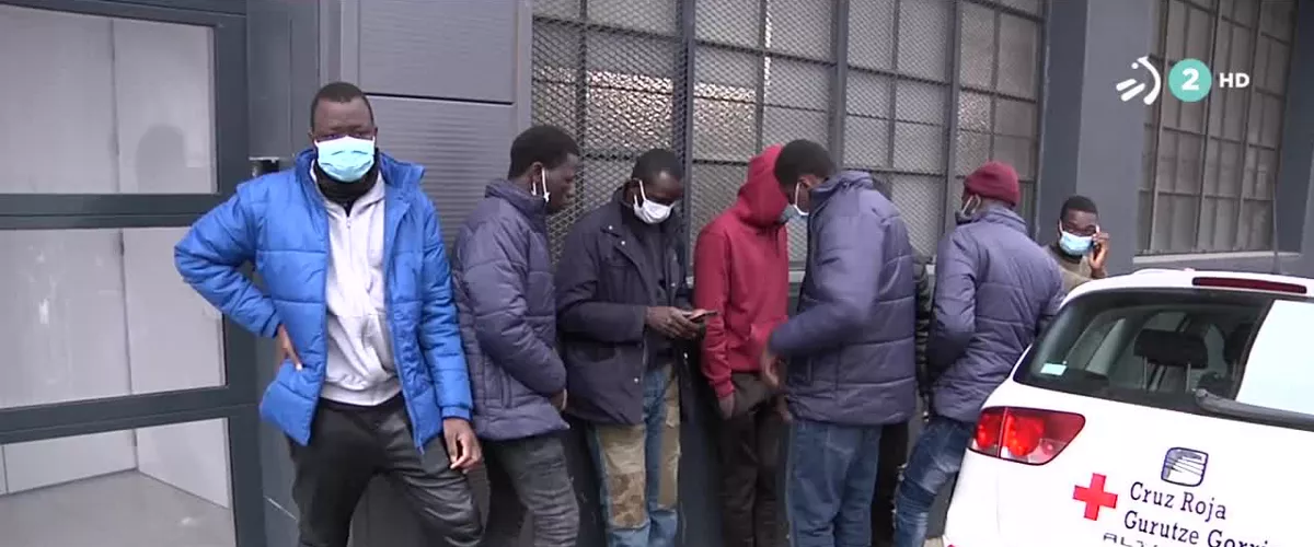 Desde el viernes centenares de personas procedentes de Canarias quieren cruzar a Francia. La situación es excepcional y el Gobierno Vasco asegura que esta dispuesto a proporcionar más recursos.
