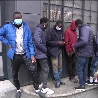 Desde el viernes centenares de personas procedentes de Canarias quieren cruzar a Francia. La situación es excepcional y el Gobierno Vasco asegura que esta dispuesto a proporcionar más recursos.