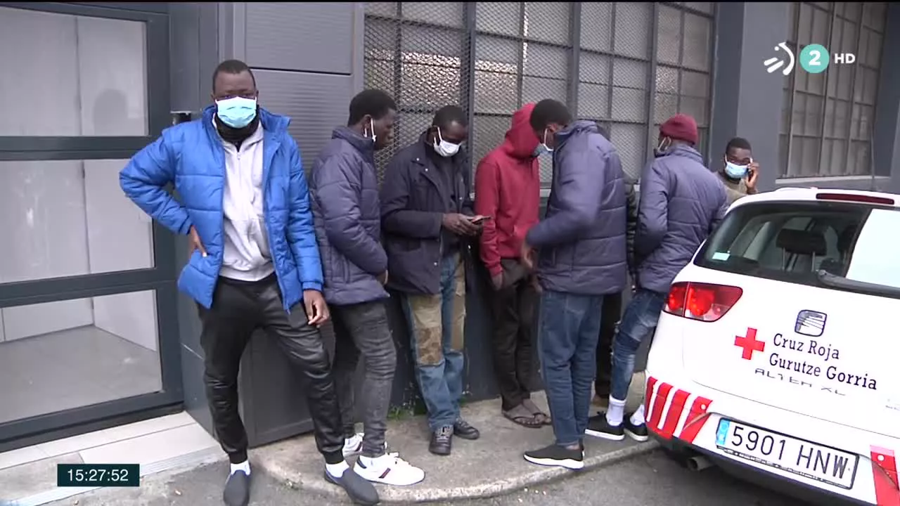 Desde el viernes centenares de personas procedentes de Canarias quieren cruzar a Francia. La situación es excepcional y el Gobierno Vasco asegura que esta dispuesto a proporcionar más recursos.