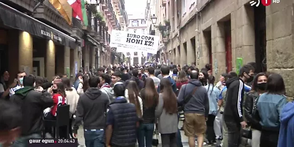 Ambiente en las calles de Donostia. EFE