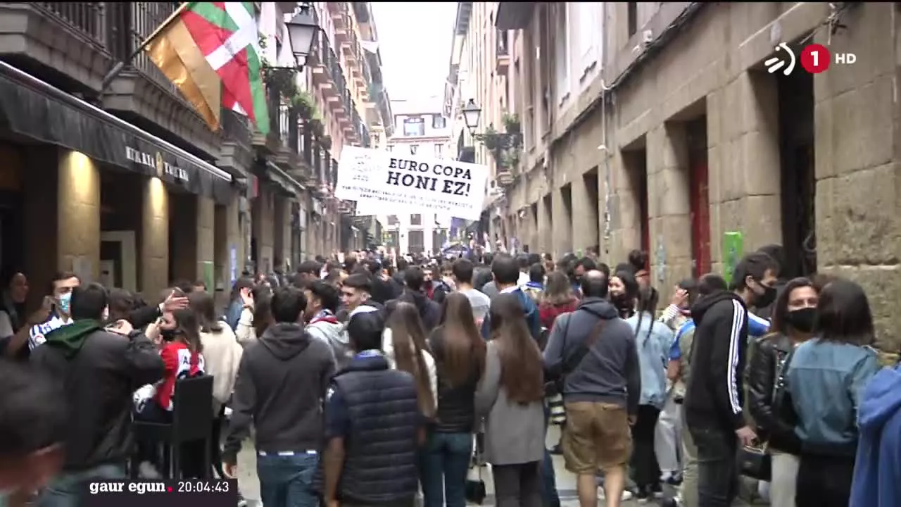 Ambiente en las calles de Donostia. EFE