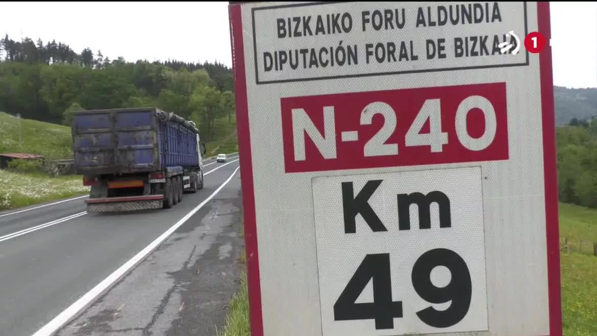 Un camión circula en la N-240. Foto: EiTB