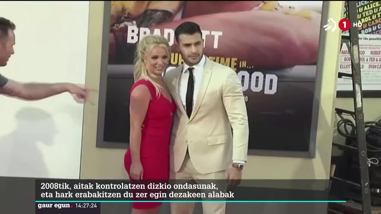 Epaile batek aginduta, aitak kontrolatzen du Spearsen bizimodua.