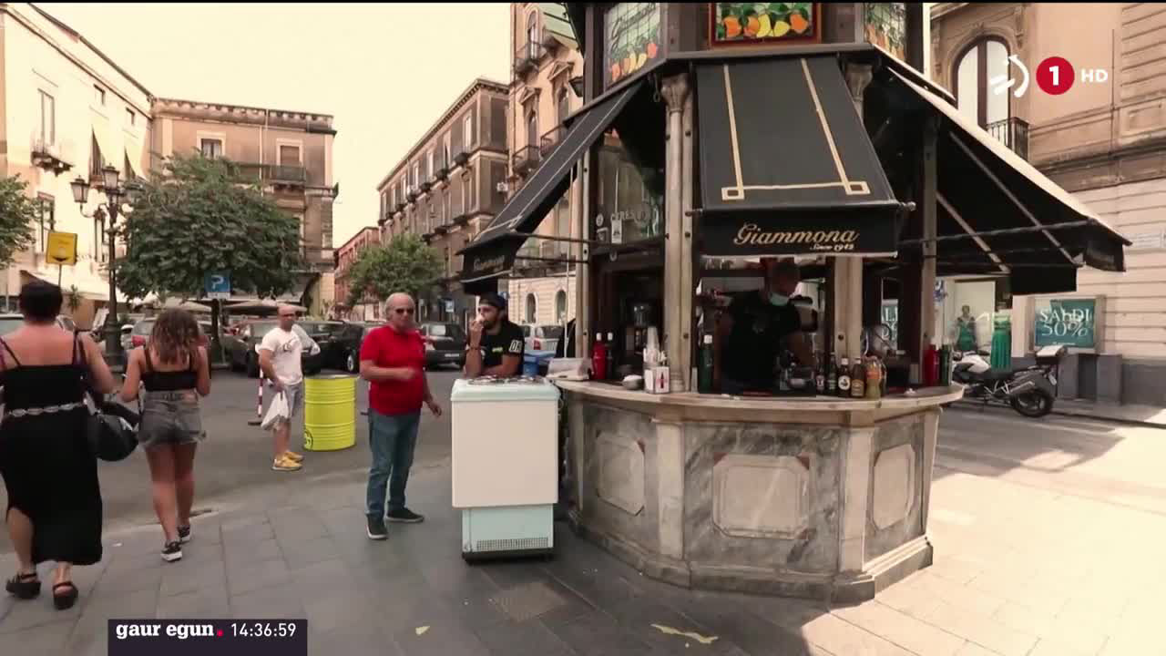 bero itogarria Mediterraneoko ekialdean. Europan inoizko tenperaturarik altuena neurtu da: 48,8 gradu, Sizilian, Italian. Bero handi honek sute gehiago izateko arriskua ekarri du, eta piztuta daudenak itzaltzeko lanak zailagoak ari dira izaten.