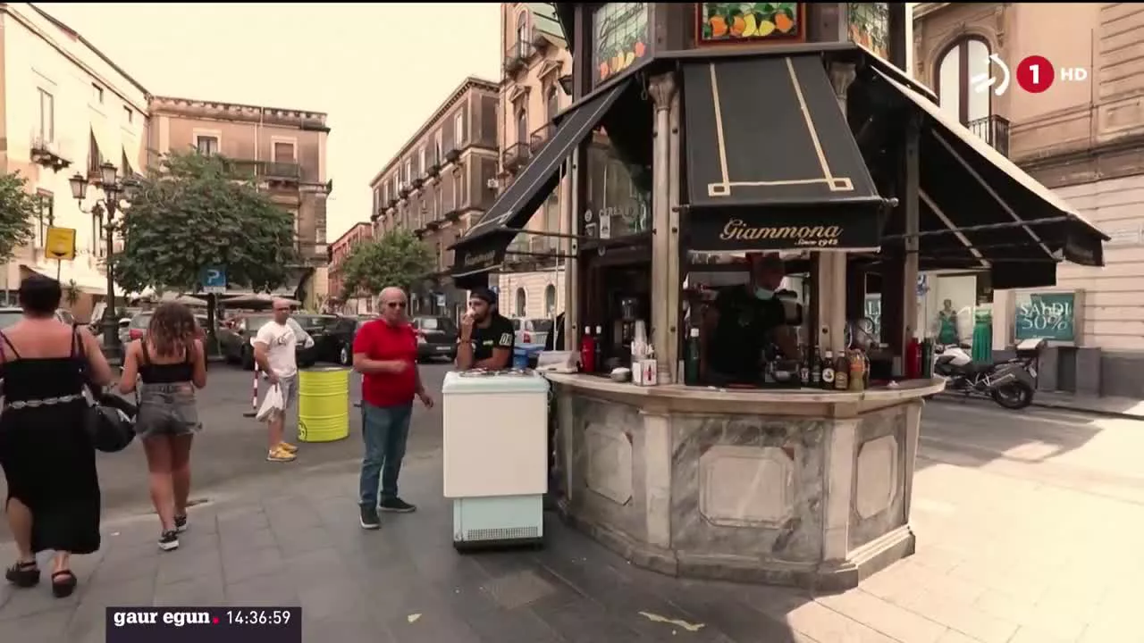bero itogarria Mediterraneoko ekialdean. Europan inoizko tenperaturarik altuena neurtu da: 48,8 gradu, Sizilian, Italian. Bero handi honek sute gehiago izateko arriskua ekarri du, eta piztuta daudenak itzaltzeko lanak zailagoak ari dira izaten.