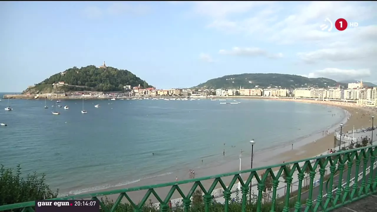 Udaltzaingoak eta Ertzaintzak segurtasun-dispositibo berezia jarriko dute Kontxako Banderaren bi asteburuetarako, osasun-araudia, bizikidetza eta herritarren atsedena betetzen direla bermatzeko.