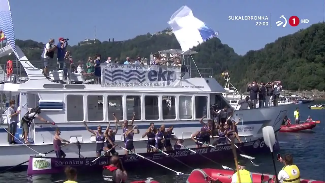 La 2ª jornada de la Bandera de La Concha ha estado llena de emoción y ha supuesto la victoria de Arraun Lagunak y Santurtzi. En este vídeo se puede disfrutar de una recopilación de las mejores imágenes de ambas regatas.