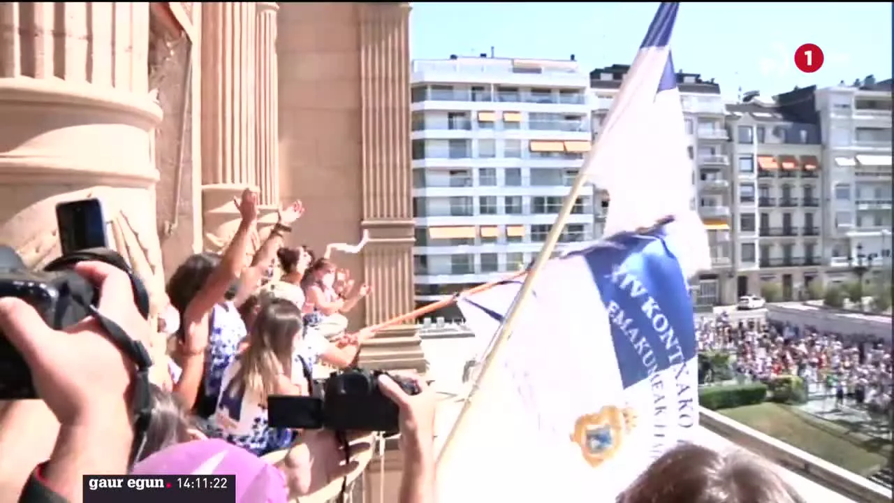 Segundo gutxi batzuei esker 71 urtean lortu ez dena irabazi dute Donostiako Arraun Lagunak taldeko emakumeek. Udaletxean harrera egin die Eneko Goia donostiako alkateak eta ondoren balkoira atera dira kontxako bandera astintzera.