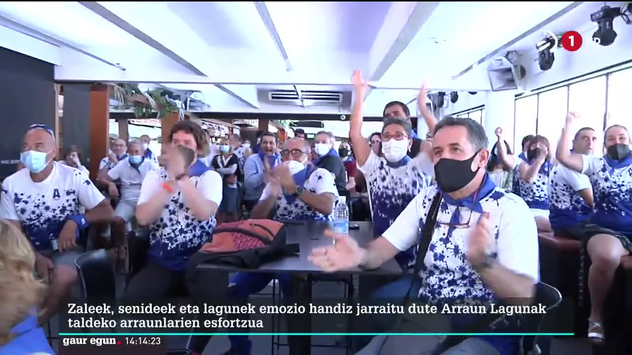 Aiton-amonak, gurasoak, neba-ahizpak, eta lagun asko bildu dira Donostiako Nautikoan Arraun Lagunak taldeko arraunlariei animoak emateko. Segundo bateko abantaila ez zen asko, eta arraunlarien paladak bultzatzen aritu dira telebistari eta leihoari begira.