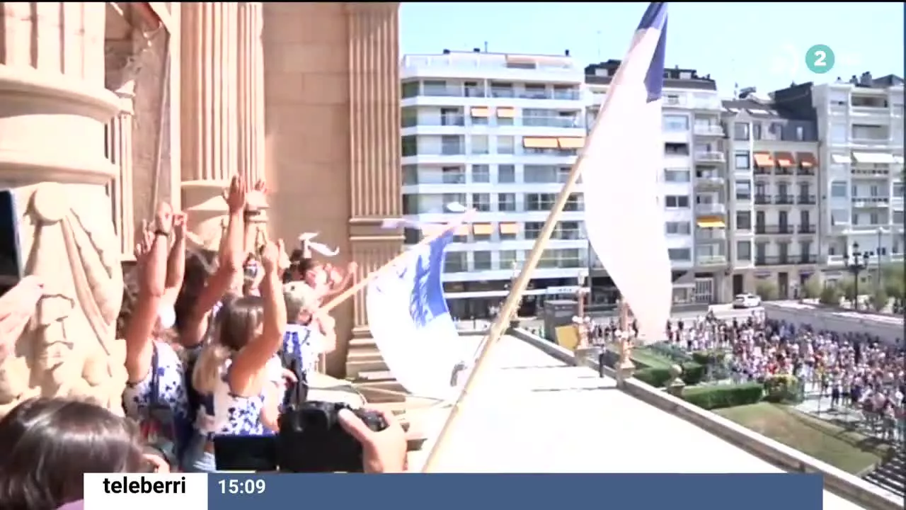 Gracias a unos pocos segundos, las mujeres del equipo Arraun Lagunak de Donostia han ganado lo que no se ha conseguido en 71 años. El alcalde de Donostia, Eneko Goia, las ha recibido en el Ayuntamiento y posteriormente han salido al balcón para ondear la bandera de la Concha.