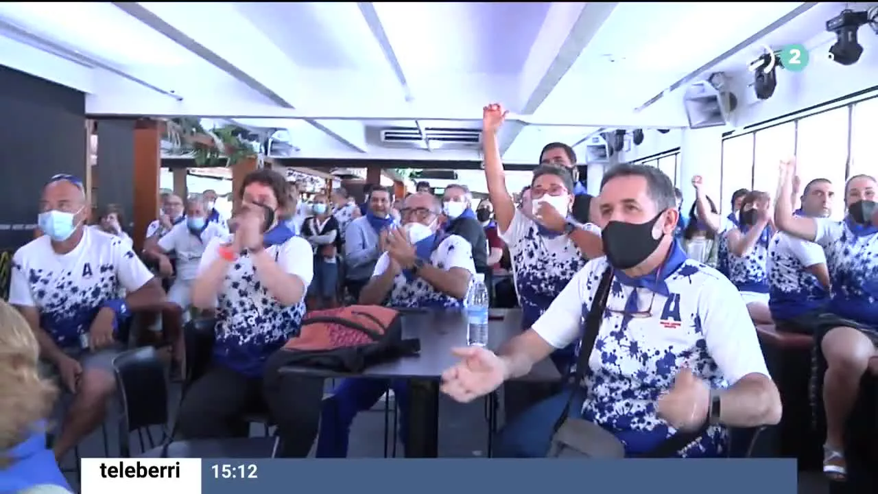 Gracias a unos pocos segundos, las mujeres del Abuelos, padres, hermanos y mucArraun Lagunak de Donostia han ganado lo que no se ha conseguido en 71 años. El alcalde de Donostia, Eneko Goia, las ha recibido en el Ayuntamiento y posteriormente han salido al balcón para ondear la bandera de la Concha.