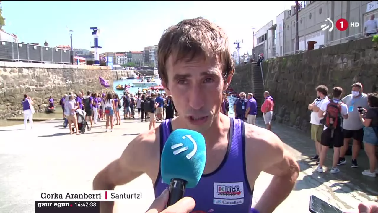 Santurtzik bereganatu du 2021eko Kontxako Bandera, Hondarribiaren aurretik 48 ehuneneko alde txikiarekin. Bideo honetan Gorka Aranberri Santurtziko patroiaren eta Ioseba Amunarriz Hondarribikoaren adierazpenak biltzen dira