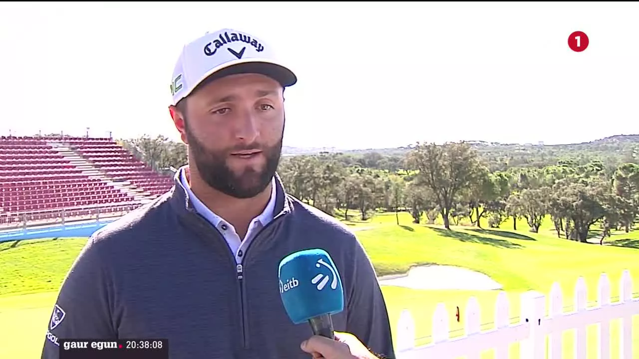 Jon Rahm Madrilen da Espainiako Irekia irabazteko xedearekin. Bera izan da hasiera-ekitaldiko izar nagusia, munduko sailkapeneko lehen postua bere denez. Barrikako golf jokalaria EITBrekin izan da.