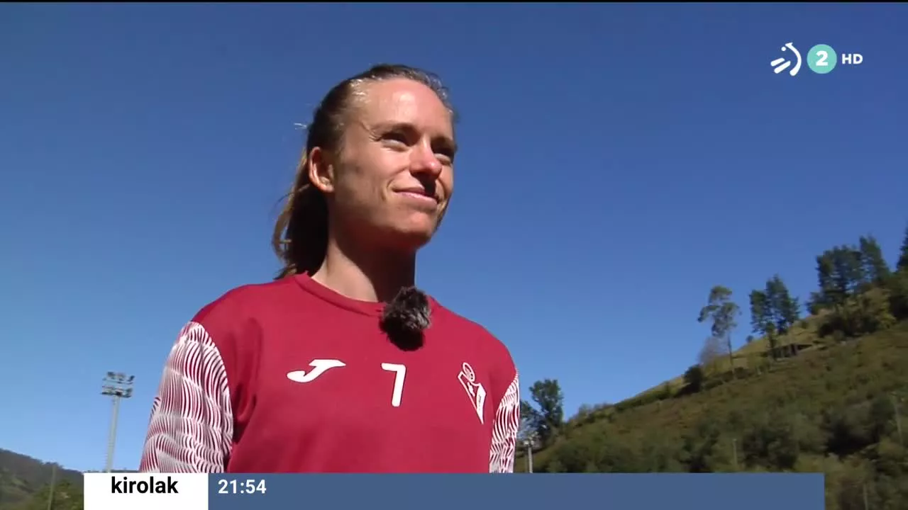 El Eibar jugará el domingo por la mañana en casa del Real Madrid, en la 6ª jornada de la Primera Iberdrola. Para hablar de ese partido nos hemos reunido con la jugadora armera Arene Altonaga. El encuentro se podrá ver en ETB1 y eitb.eus