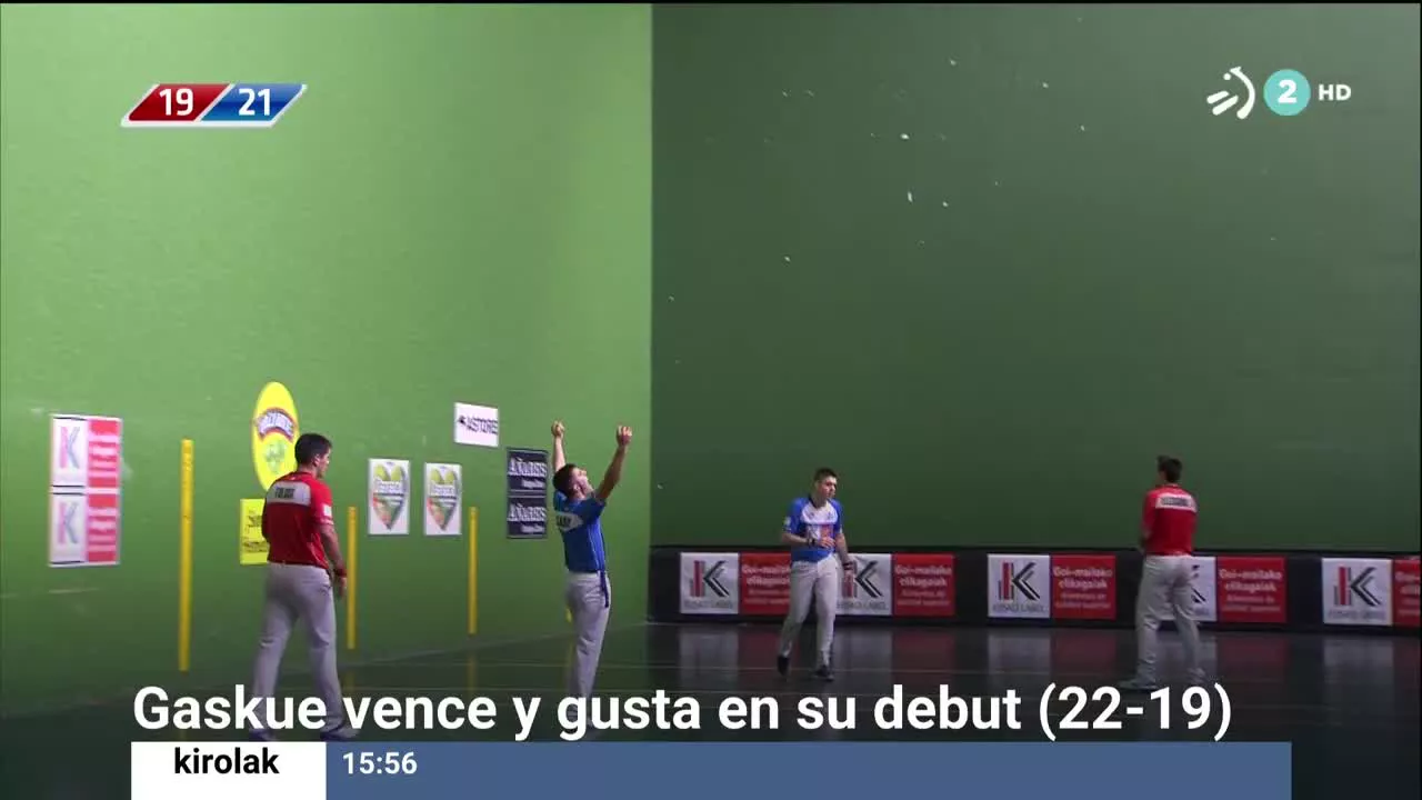 El viernes por la noche Andoni Gaskue se estrenó como profesional junto a Irribarria. A pesar de empezar perdiendo 2-11, lograron darle la vuelta al marcador y llevarse la victoria ante Elezkano y Tolosa.