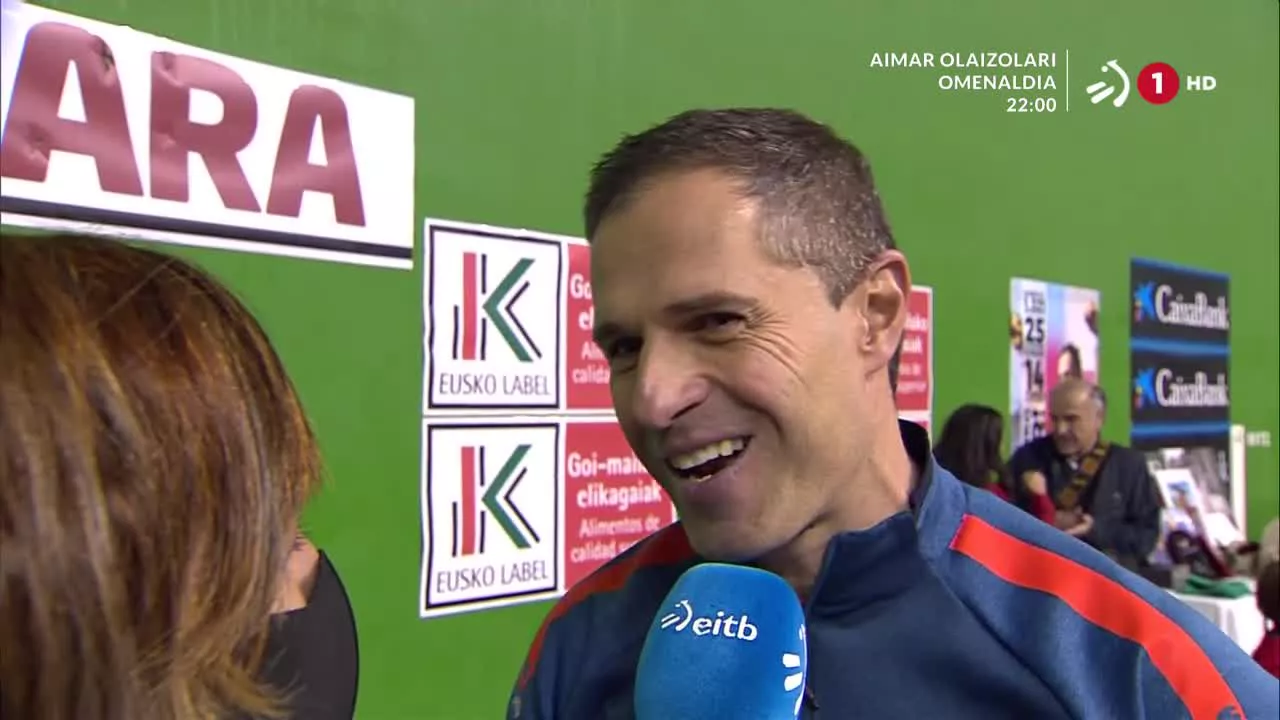 Aimar Olaizolak bere herritarren, lagunen eta pilotazaleen berotasuna jaso du bere ibilbide profesionalari amaiera eman dion partidan. Goizuetarra oso pozik agertu da egin dioten omenaldiarekin.