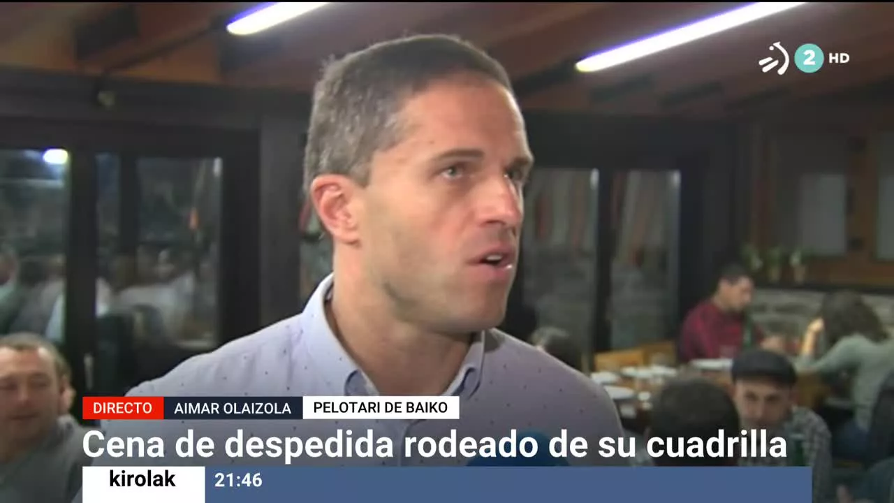 Aimar Olaizola ha recibido el calor de sus paisanos, amigos y pelotazales en el partido que ha puesto fin a su carrera profesional. El goizuetarra se ha mostrado muy contento con el homenaje que le han rendido.