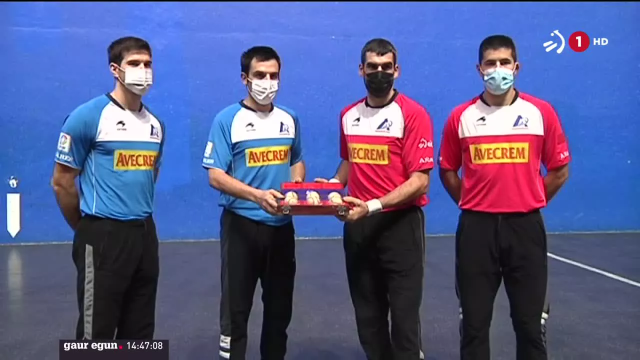 Asteburu honetan hasiko da Binakako Txapelketa. Igandean, iazko garaileek, Elezkanok eta Zabaletak, Ezkurdia eta Tolosaren aurka jokatuko dute Mungian. Goizean material aukeraketa egin dute. Tolosa eta Elezkanorekin hitz egin ahal izan dugu.