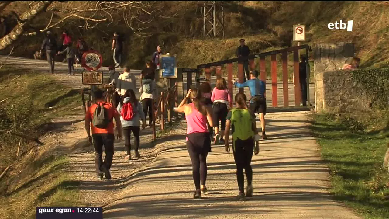 Inoizko jendetzarik handiena izan da gaur goizean Pagasarrin urtea estreinatzeko. Donostian, berriz, dozenaka lagun hurbildu dira Kontxa hondartzara urteko lehen bainua hartzera.