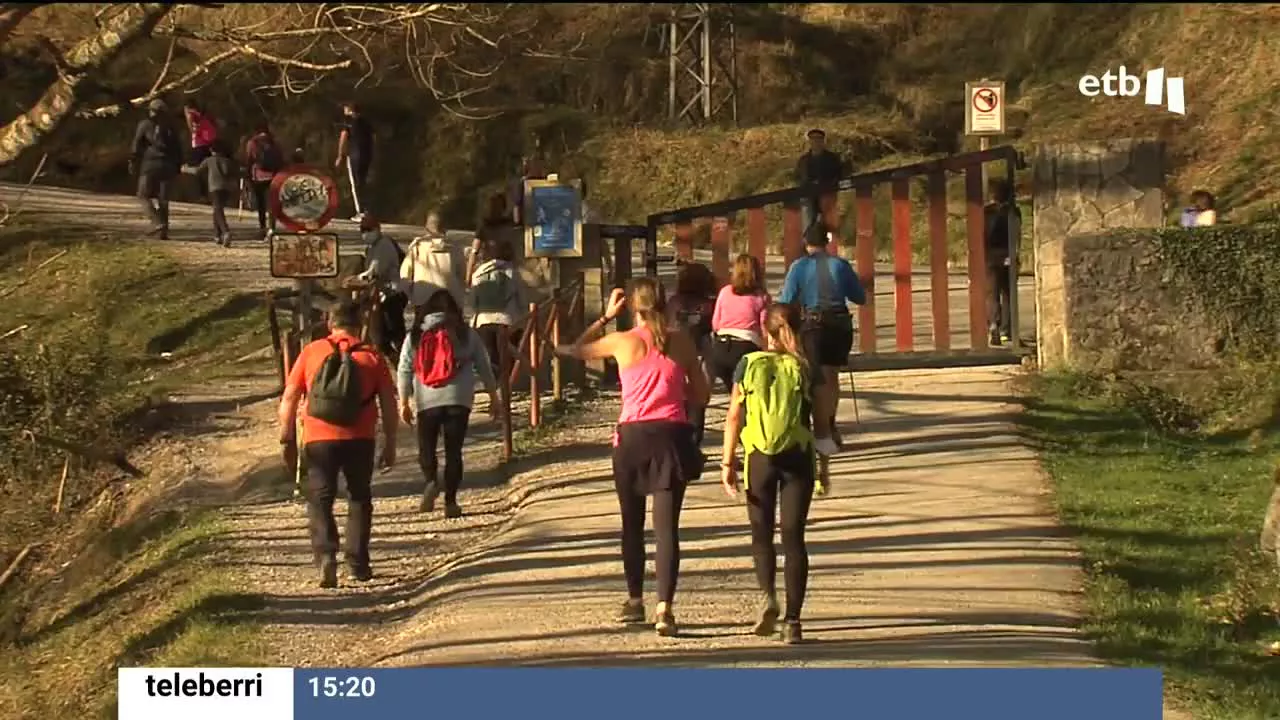 La afluencia de gente ha sido espectacular en el Pagasarri. En Donostia-San Sebastián, decenas de personas se han acercado a la playa de La Concha para darse el primer baño del año.
