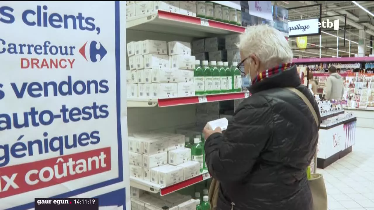 Antigeno testak, Frantziako supermerkatu batean. EITB Mediaren bideo batetik ateratako argazkia.