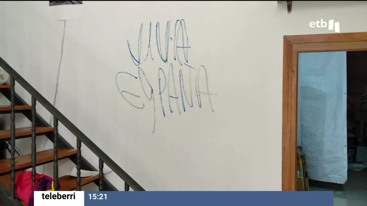 Han realizado pintadas de "Rojos a la cuneta" y han dejado una pistola simulada. Un afiliado ya había recibido un panfleto fascista con amenazas en el buzón de su domicilio.