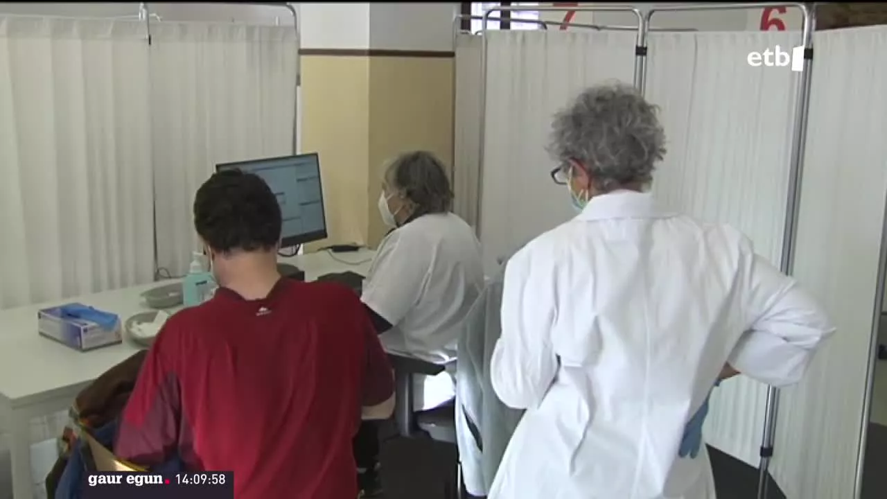 Erretiratutako langileak lanpostuetara itzuli dira. EITB Mediaren bideo batetik ateratako argazkia.