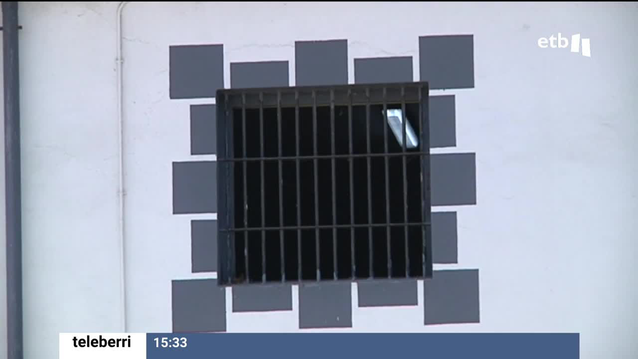 Igor y Aitor, exreclusos que han salido de prisión hace pocos meses, nos han contado su testimonio. Relatan las dificultades de reaprender a vivir, como encontrar una vivienda o un trabajo. Para ello, la asociación Arrats ofrece pisos de reinserción social a los presos tras recuperar la libertad.