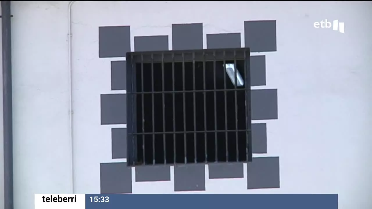 Igor y Aitor, exreclusos que han salido de prisión hace pocos meses, nos han contado su testimonio. Relatan las dificultades de reaprender a vivir, como encontrar una vivienda o un trabajo. Para ello, la asociación Arrats ofrece pisos de reinserción social a los presos tras recuperar la libertad.