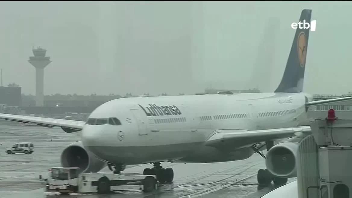 Lufthansaren hegazkin bat. Agentzietako bideo batetik ateratako irudia.