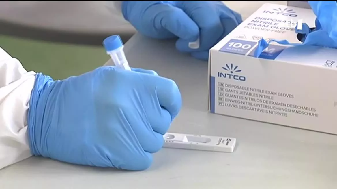 Test autodiagnostikoa. EITB Mediaren bideo batetik ateratako irudia.