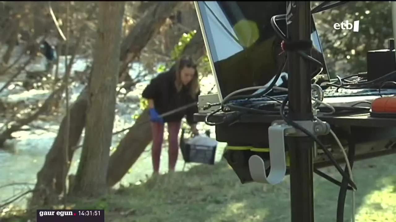 Arga ibaiko bazterrak garbitu dituzte. EITB Mediaren bideo batetik ateratako argazkia.