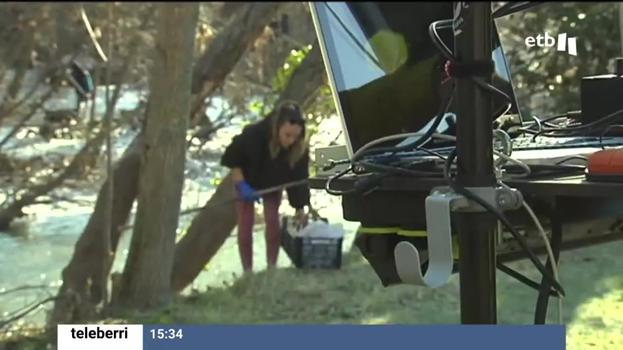 Voluntarios limpian los márgenes del río Arga. Imagen obtenida de un vídeo de EITB Media.
