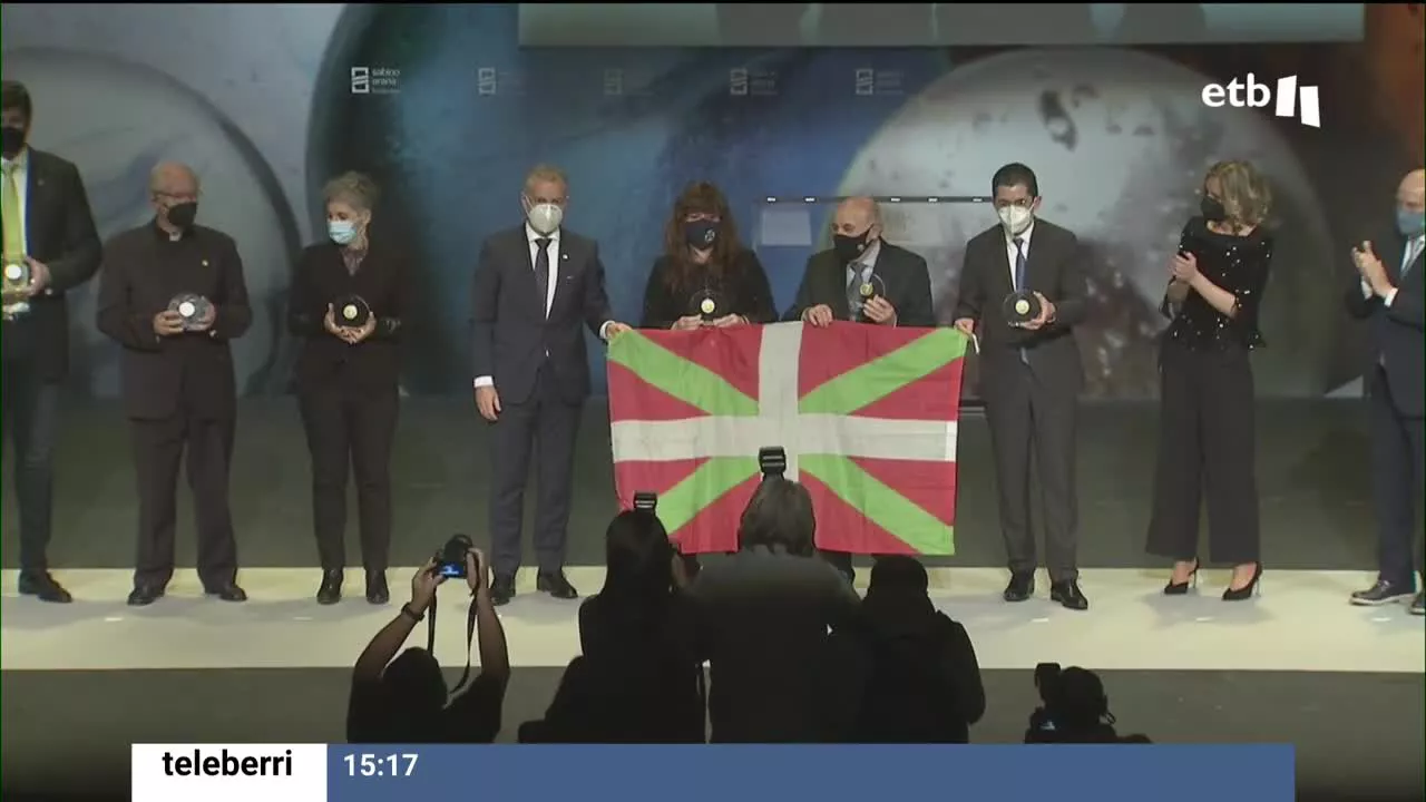 El Teatro Arriaga ha acogido hoy el acto de entrega de los Premios Sabino Arana. El buque de rescate Aita Mari, el Basque Culinary Center, el jesuita Luis Ugalde, la asociación Gaztelu Elkartea de Amaiur, el periodista Luis María Bengoa y el Club Deportivo Bidasoa han sido los galardonados.