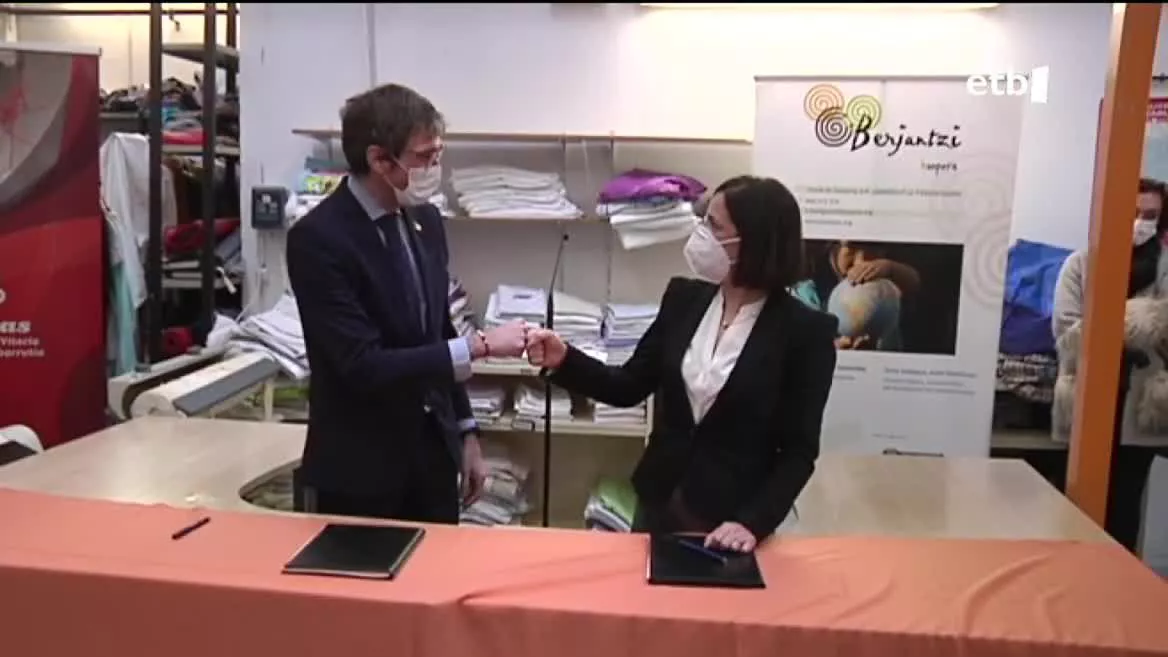 Gorka Urtaran eta Beatriz Artolazabal. EITB Mediaren bideo batetik ateratako irudia.