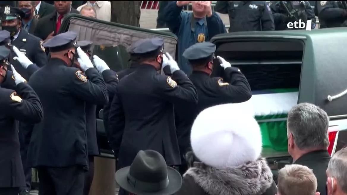 Polizia baten hileta New Yorken. Agentzietako bideo batetik ateratako irudia.