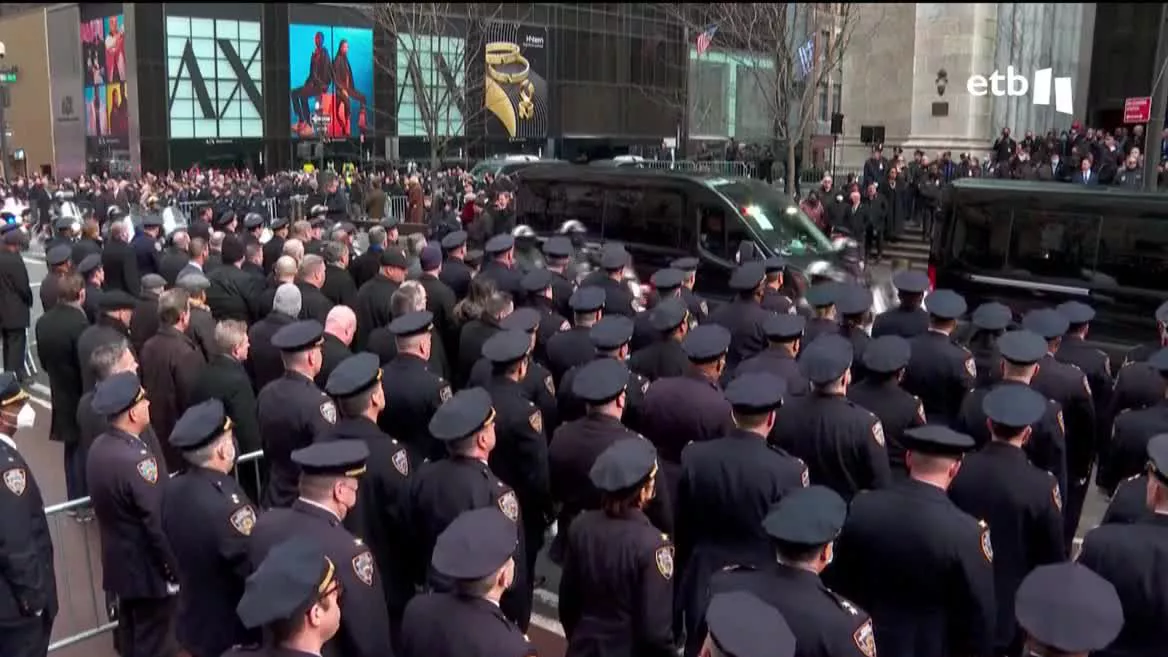 Homenaje a los policías. Imagen: EITB Media