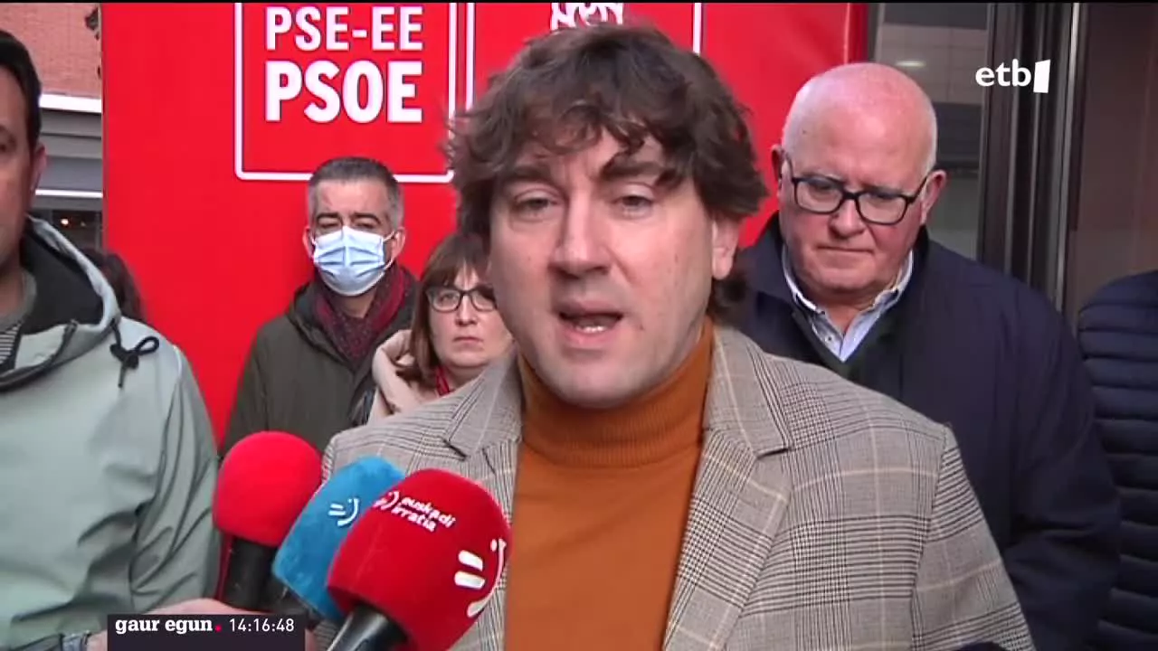 PSE-EEk Astraburuako Herriko Etxea berrinauguratu du. Hezkuntza Batzordeko dokumentua bakarrik dagoela adierazi du PSEren idazkari nagusiak eta legearen testua eztabaidatu egin beharko dela esan du.