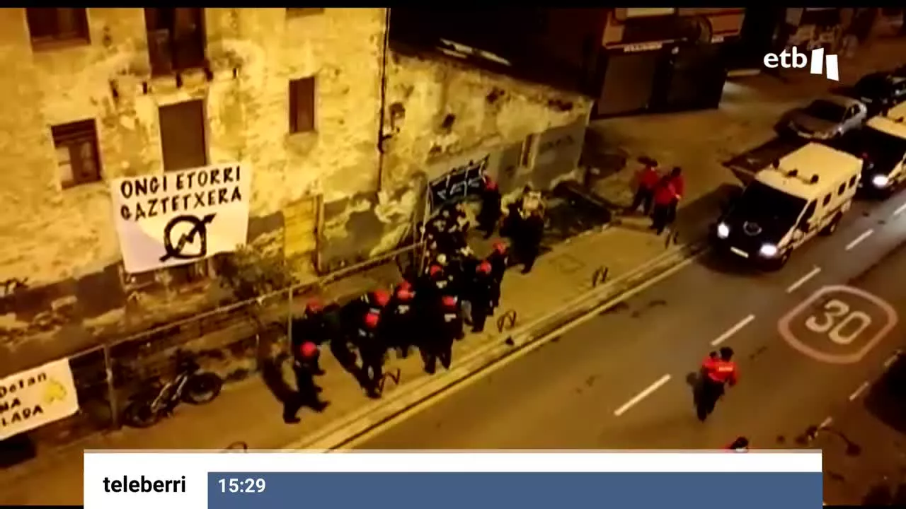 Los jovenes entraron en el edificio ayer por la tarde y el desalojo se ha producido esta madrugada. Hay seis jóvenes identificados y varios contusionados, también un ertzaina. Los jóvenes han denunciado la violencia utilizada y han convocado una manifestación para la tarde. (imágenes de "Hiruka")