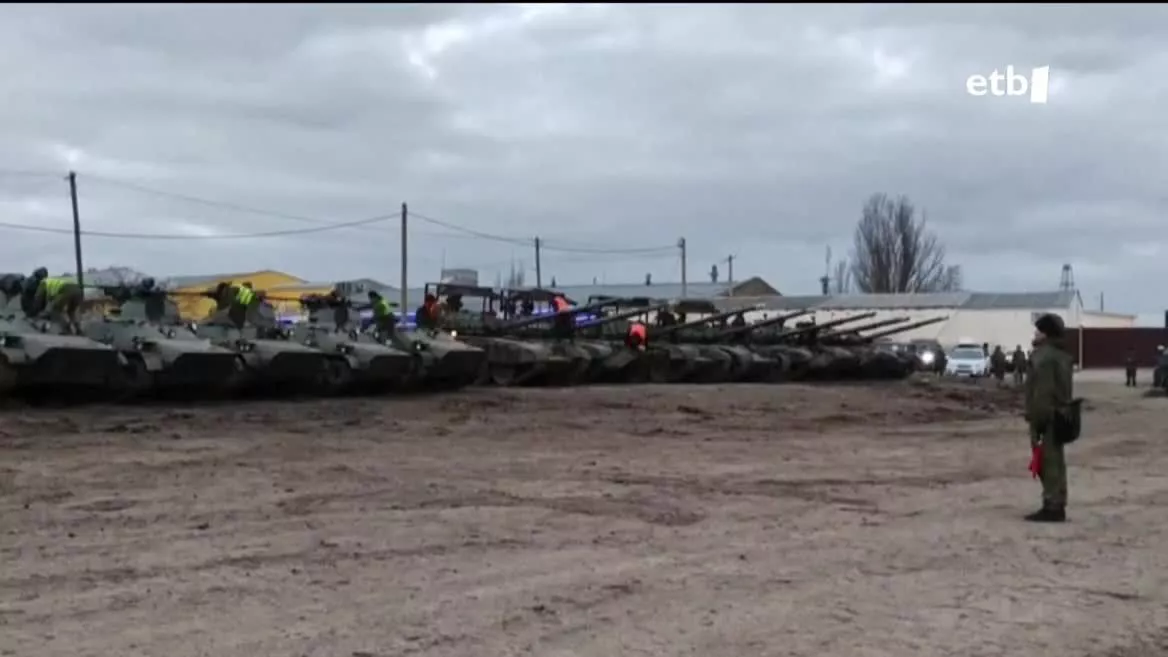 Tanke errusiarrak. Agentzietako bideo batetik ateratako irudia.