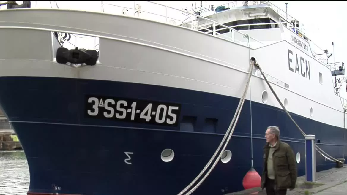 Barco en Pasaia. Imagen obtenida de un vídeo de EITB Media.