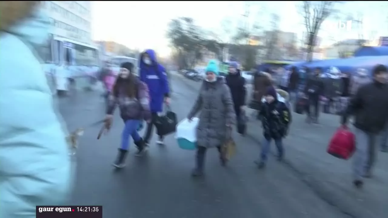 Ukrainako Armadak salatu du soldadu bat hil dutela Errusiaren aldeko miliziek. Donetsk eta Luhansk eskualdeetako presidenteek mobilizazio orokorra agindu dute, eta zibilen Errusiarako ebakuazioak aurrera segitzen du.