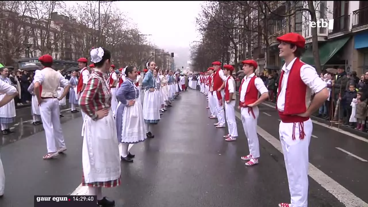 Atzo kaldereroek animatu zituzten Donostiako kaleak. Bi urteko ospatu gabe egon eta gero, Kresala elkarteak tradizioari eutsi dio eta 180 lagun inguru ibili dira Alde Zaharreko kaleetan Konstituzio plazara iritsi arte.