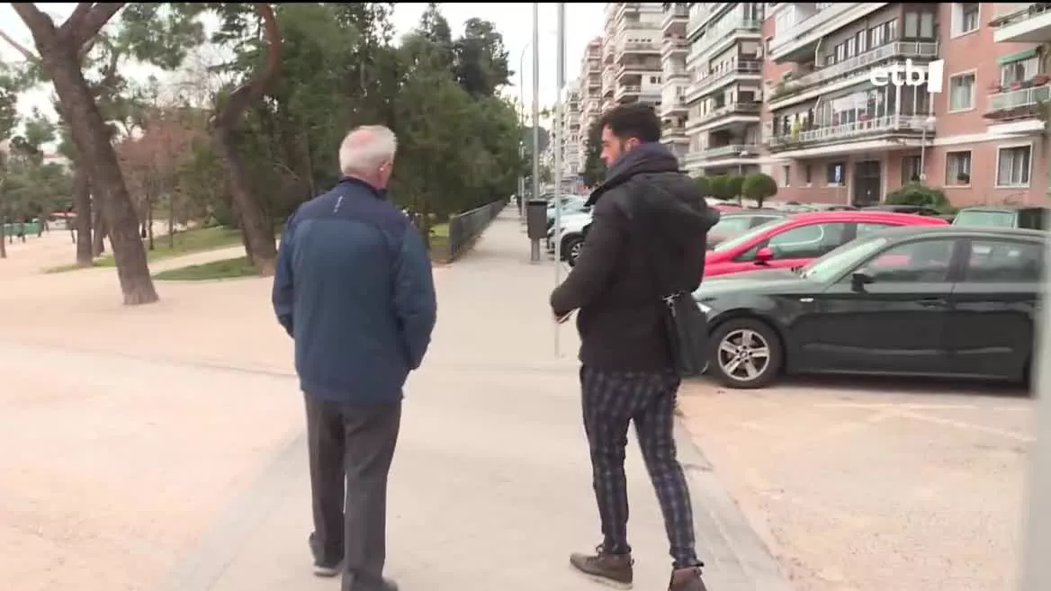 Bermeoko Jose Done ikastetxeko zuzendari ohia (ezkerrean), Madrilen, Asier Sanchez kazetariarekin