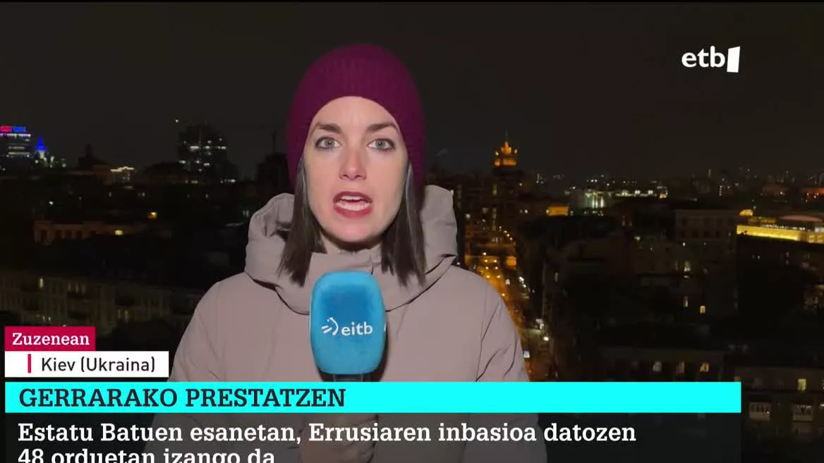 Ane Irazabal EITB Mediako kazetariak azaldu du Ukraina agertoki txarrenerako prestatzen ari dela, eta erreserbistak mobilizatzen ari direla.