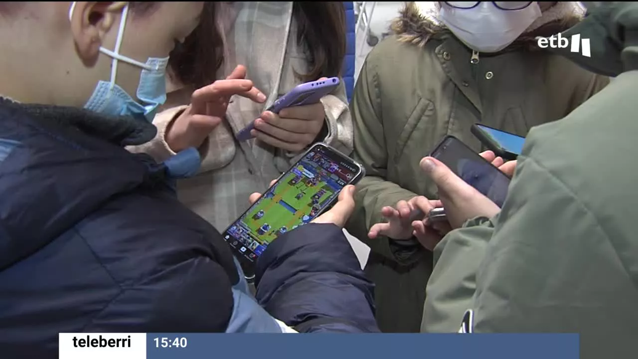Ha sido una iniciativa de Mondragon Unibertsitatea, donde también han participado padres y madres. El objetivo era advertir a los más pequeños de los peligros de Internet.