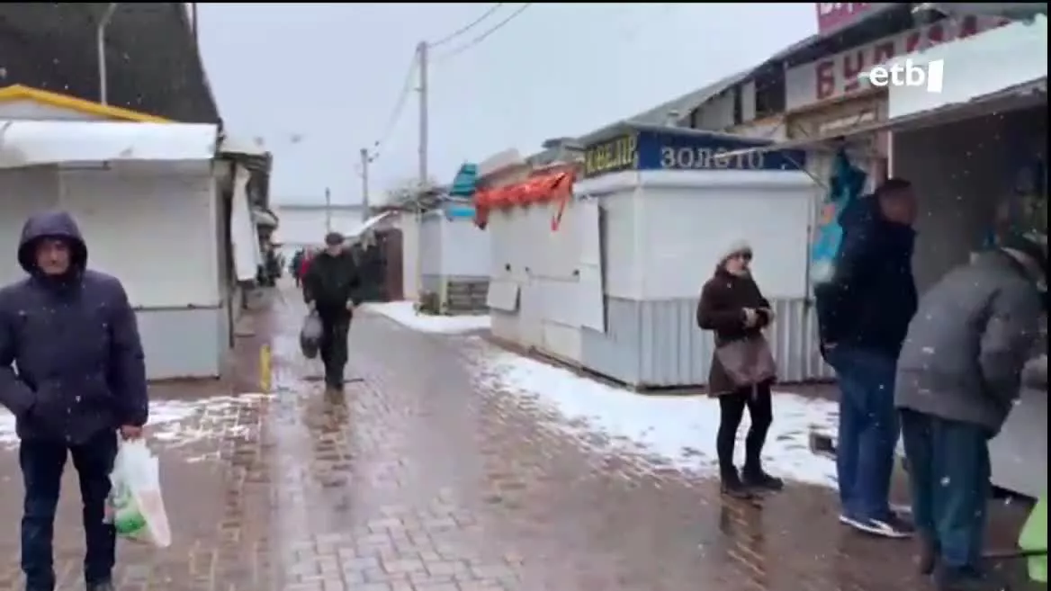 Zhitomireko merkatua. Agentzietako bideo batetik ateratako irudia.