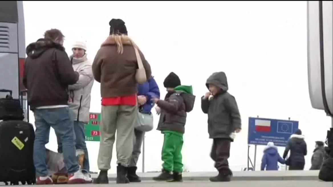 Umeak Poloniako mugan. EITB Mediaren bideo batetik ateratako irudia.