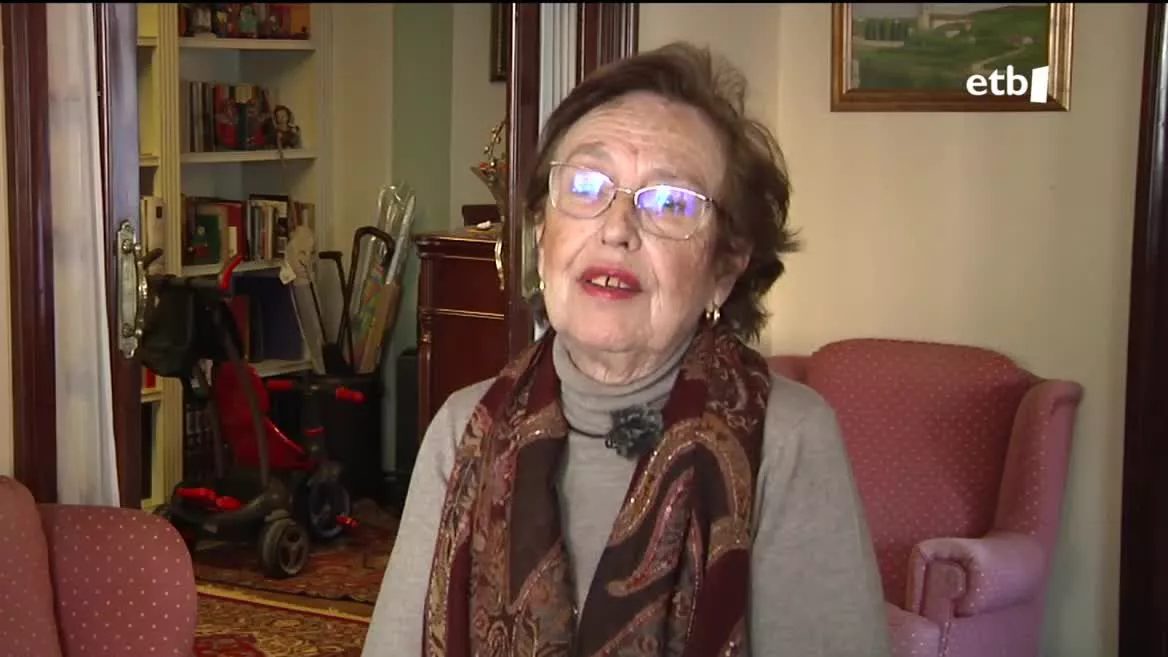 Adelak hiru errefuxiatu hartuko ditu etxean. EITB Mediaren bideo batetik ateratako irudia.